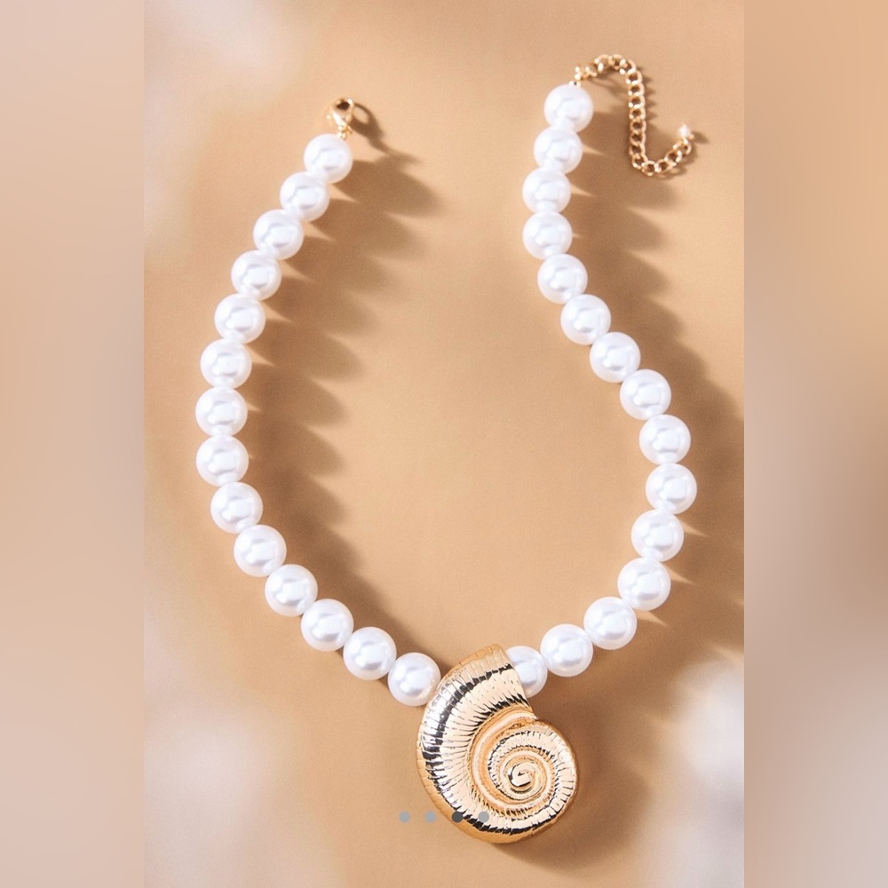 Seashell Pendant Pearl Necklace